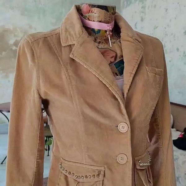 Chaqueta con pasa cinta en la espalda