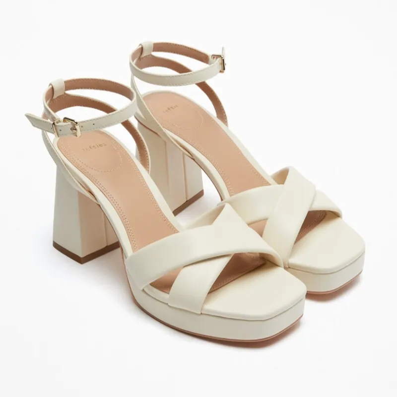 Tacones cruzados delante