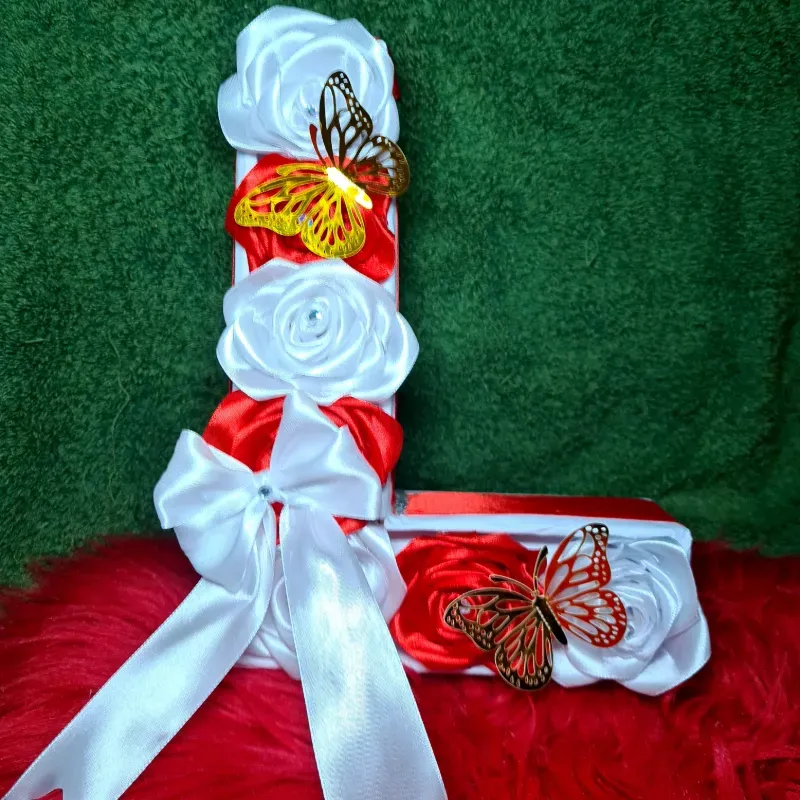 Inicial con rosas eternas