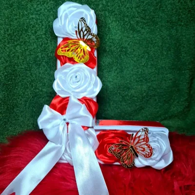 Inicial con rosas eternas