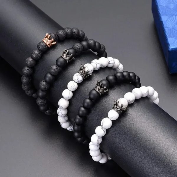 Pulsos de piedras naturales con corona del rey