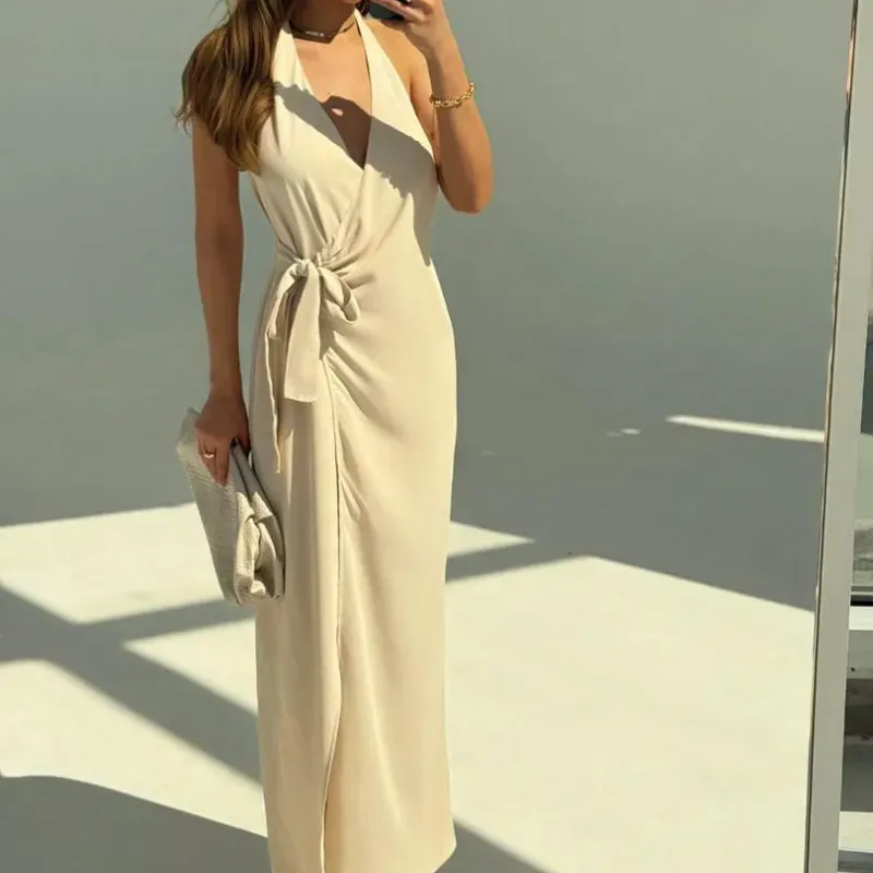  Vestido Sand Whisper – Elegancia envolvente con escote profundo y caída fluida