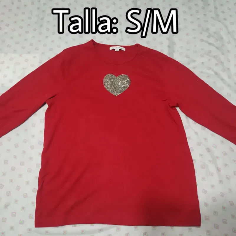 Enguatada roja con corazón de lentejuelas.