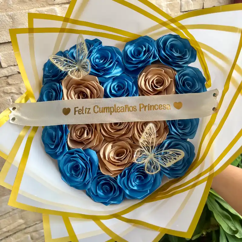 Ramo de 20 rosas en forma de corazón con banda personalizada