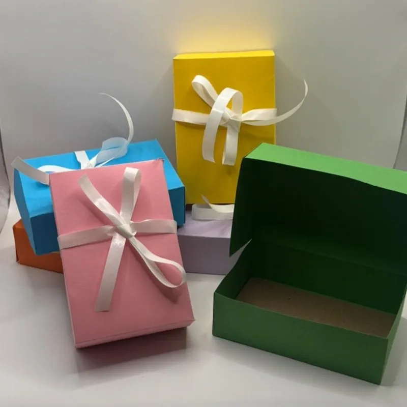 Cajitas de cartulina con lazo