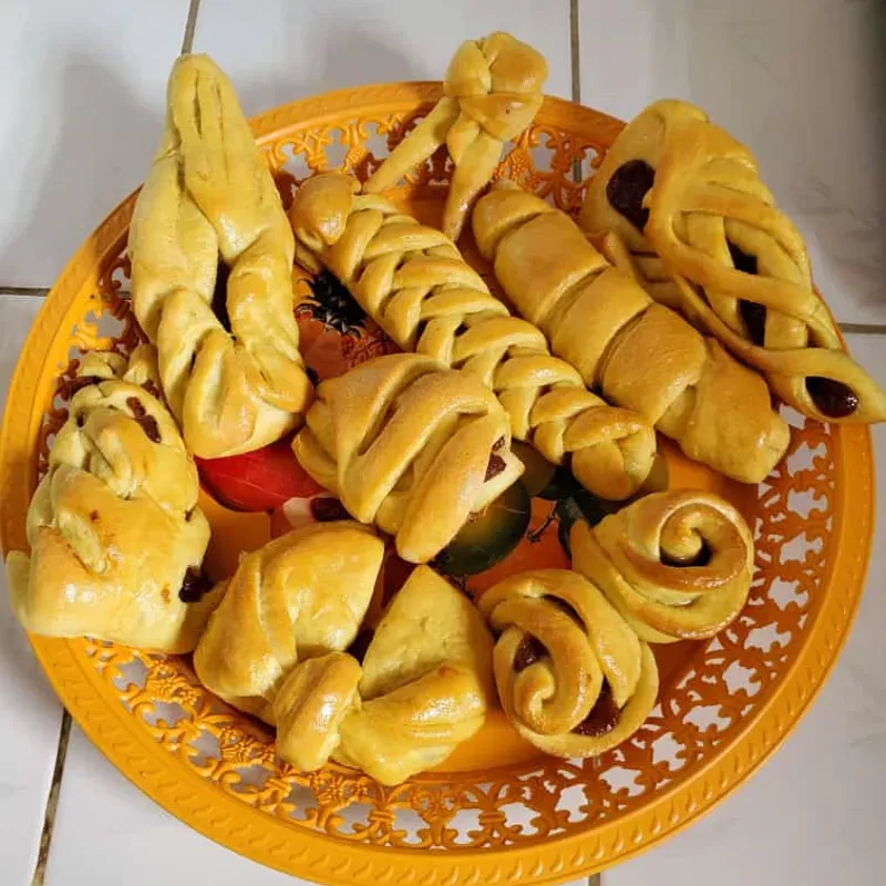 Pan con forma relleno de guayaba