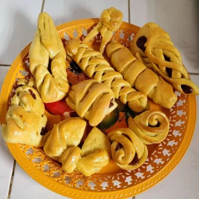 Pan con forma relleno de guayaba