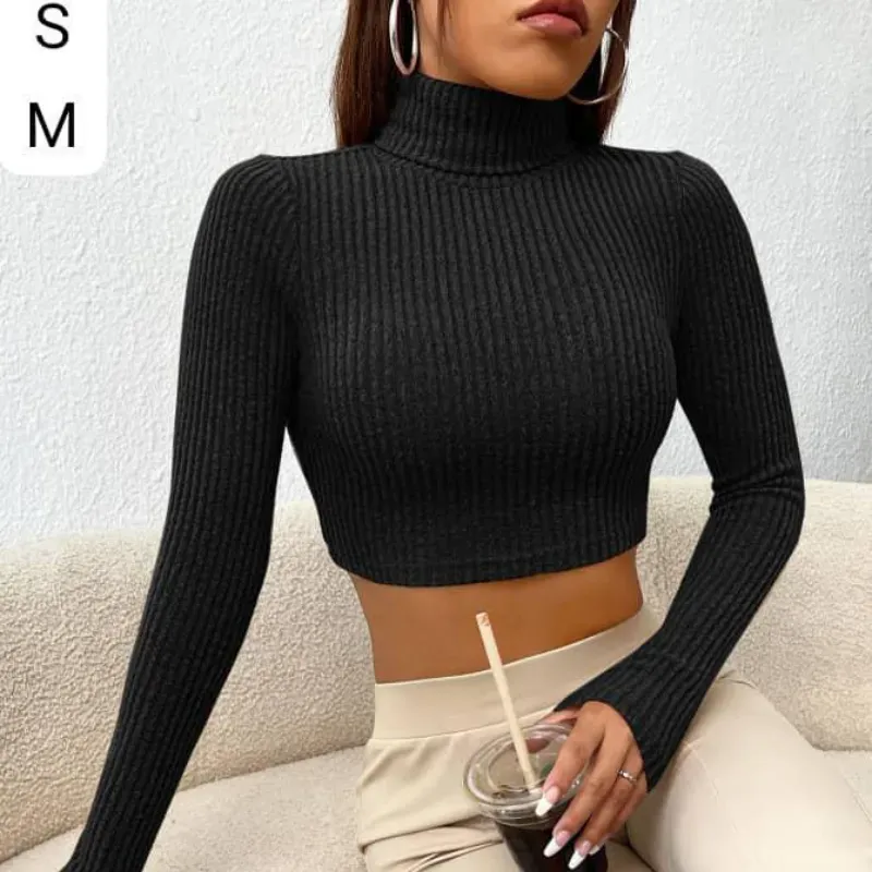  Crop Top Negro de Cuello Alto – Minimalismo con fuerza y elegancia