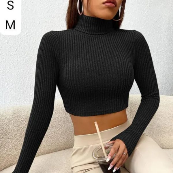  Crop Top Negro de Cuello Alto – Minimalismo con fuerza y elegancia
