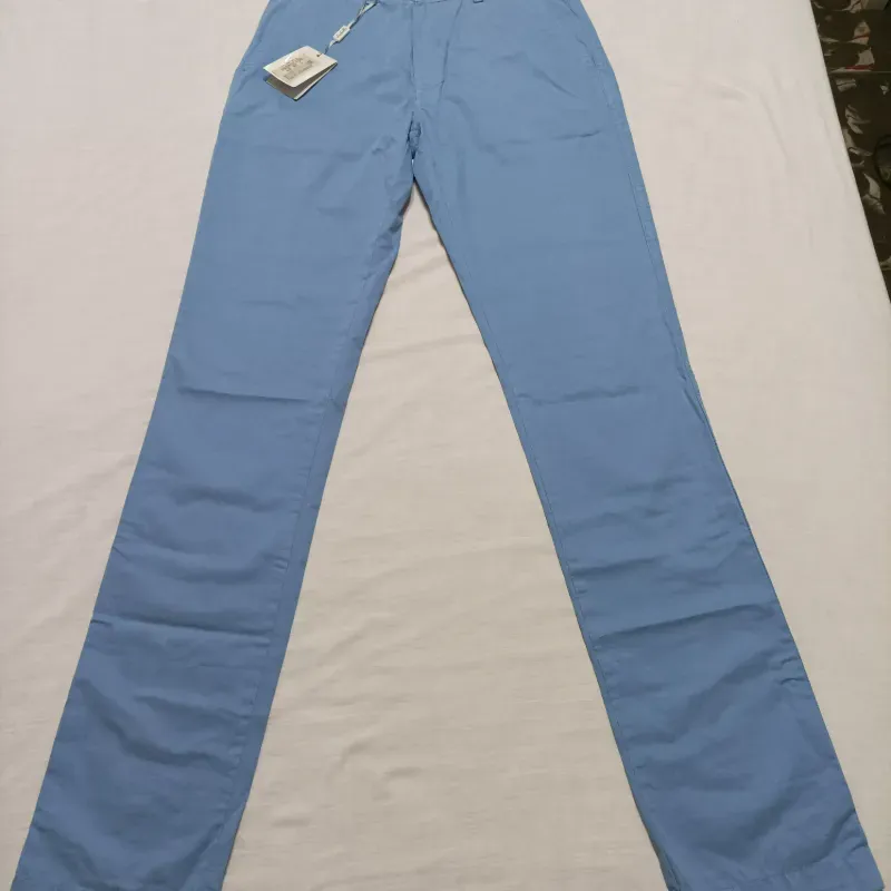 Pantalón azul claro.