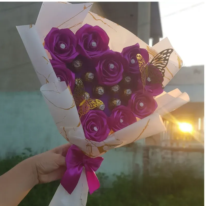Ramo de 10 rosas eternas con bombones