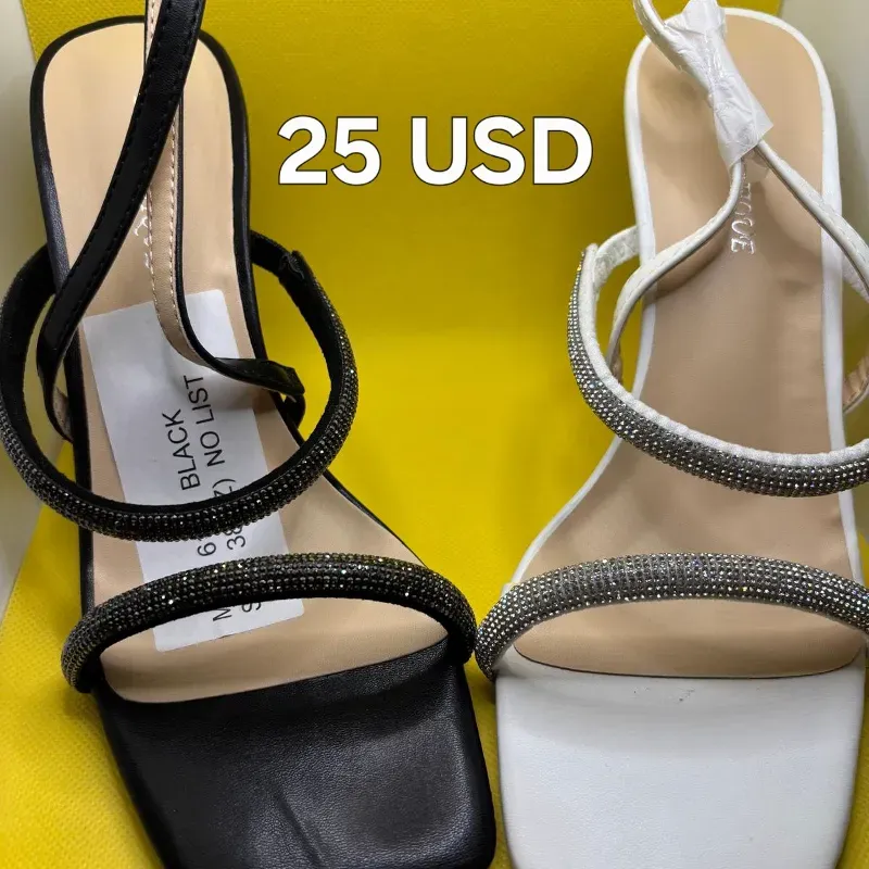 Tacones con diseño de pedreria de tacón fino