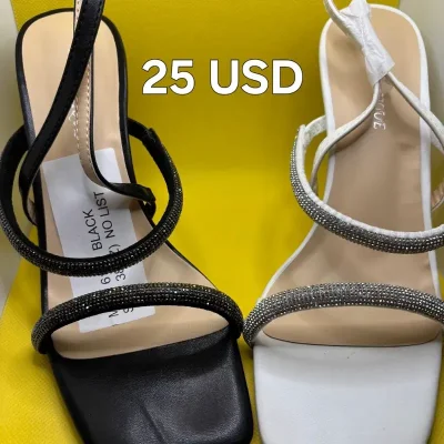 Tacones con diseño de pedreria de tacón fino