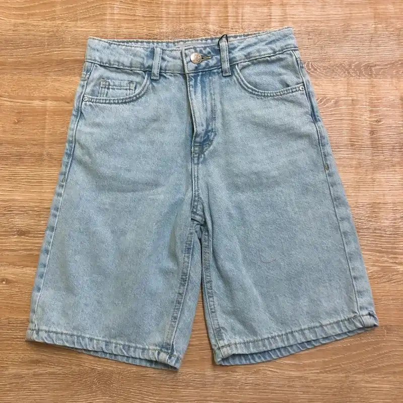 Bermuda de mezclilla clara