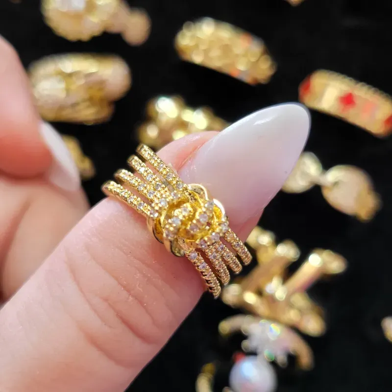 Anillo de nudito con piedrecitas pequeñas