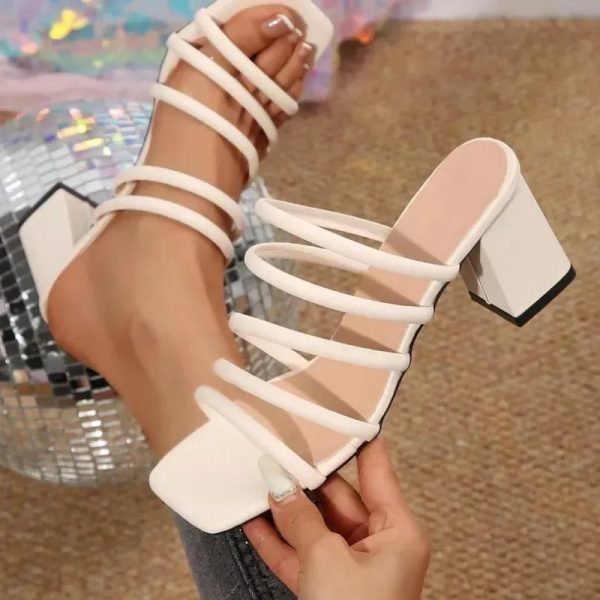 Sandalias blancas de tacón cuadrado