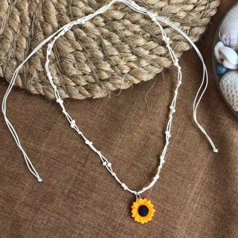 Collar de girasol en hilo