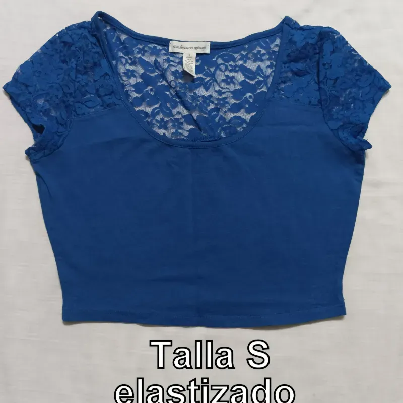 Pullover corto azul con encaje