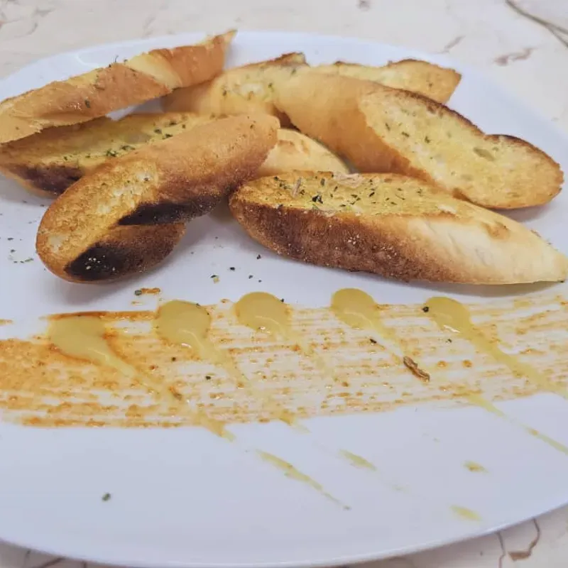 Tostadas de pan crujiente de ajo