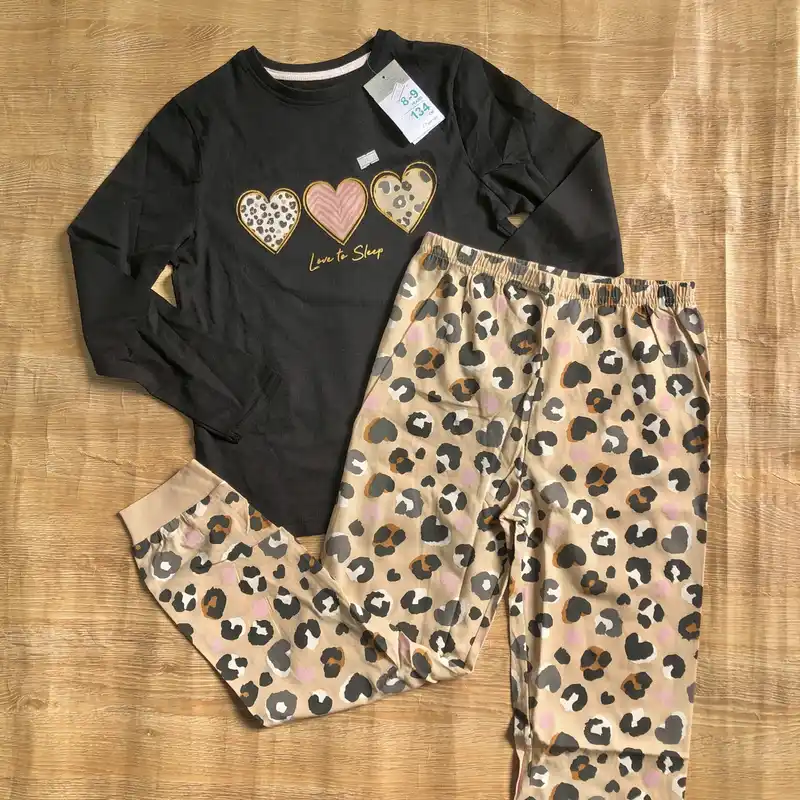 Pijama color negro con corazones