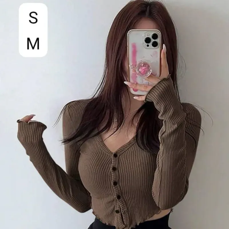  Crop Top Marrón con Botones – Comodidad ajustada con estilo casual