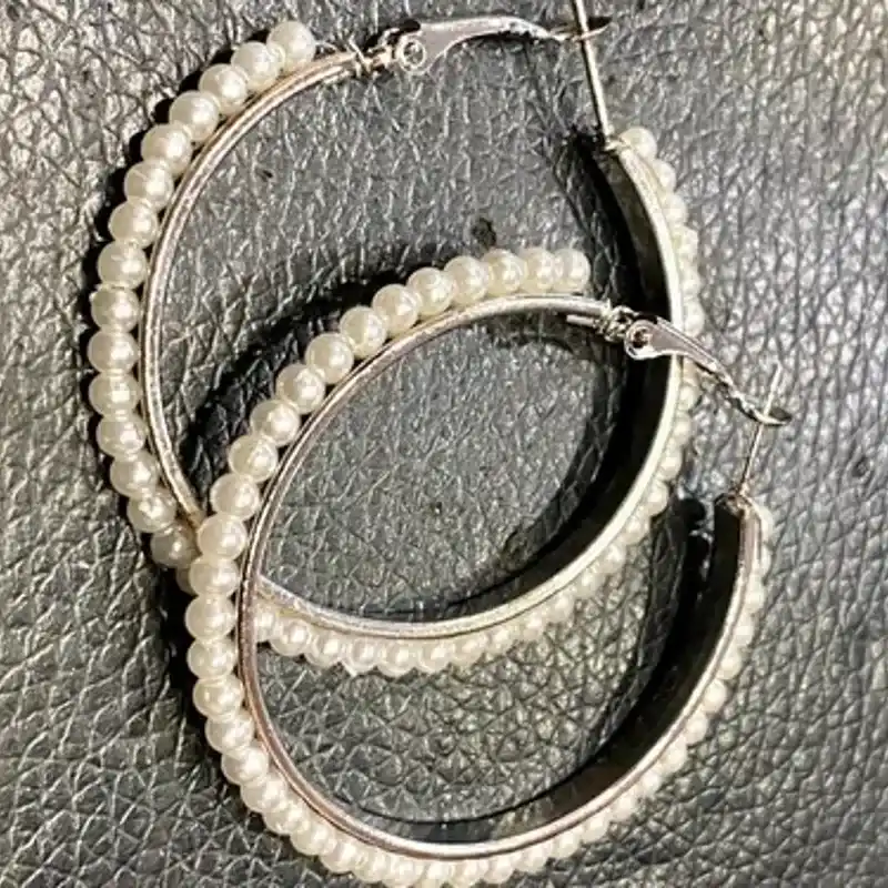 Argollas plateadas de perlas