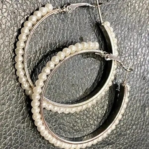 Argollas plateadas de perlas