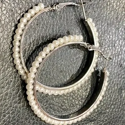 Argollas plateadas de perlas