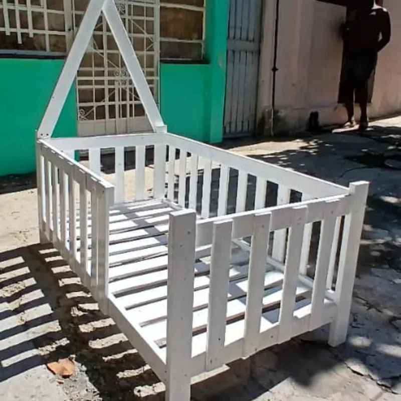 Camita infantil con baranda y hecho para Mosquitero