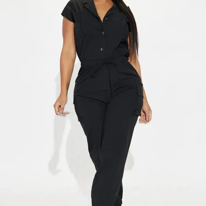 Mono enterizo negro con bolsillos