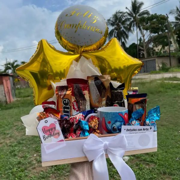 Caja mediana con 3 globos de 9", 10confituras, 10 bombones y jarra clásica personalizada