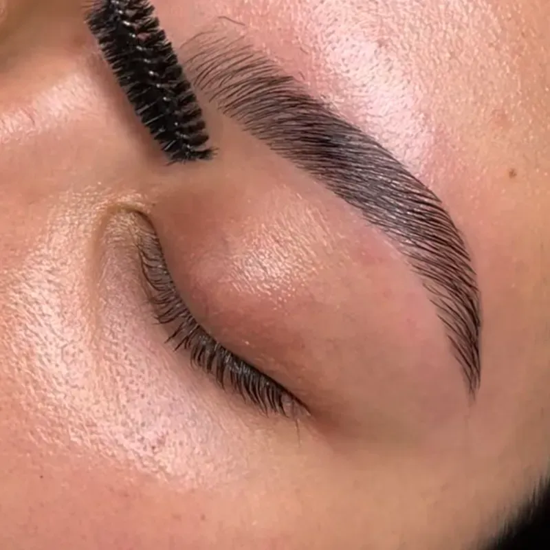 Glow Harmony  – Equilibrio perfecto entre rostro y cejas.