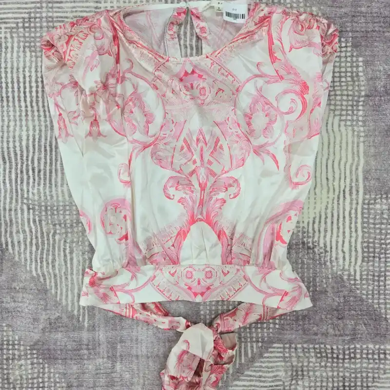 Blusa satinada estampada en rosado