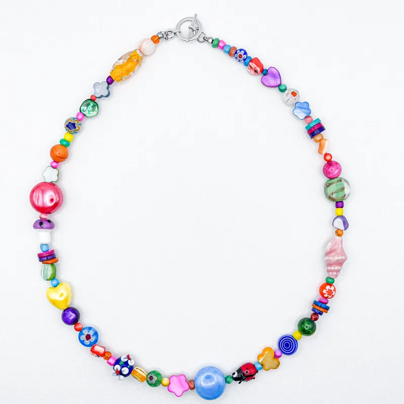 Collar con entrepiezas de nácar, cerámica vidriada y cristales de murano