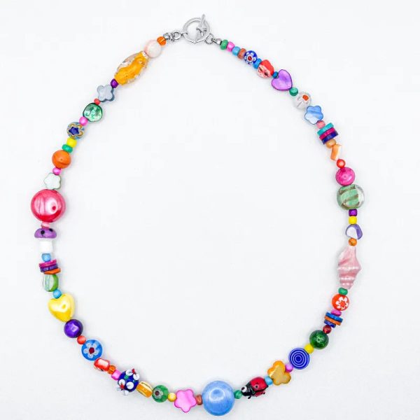 Collar con entrepiezas de nácar, cerámica vidriada y cristales de murano