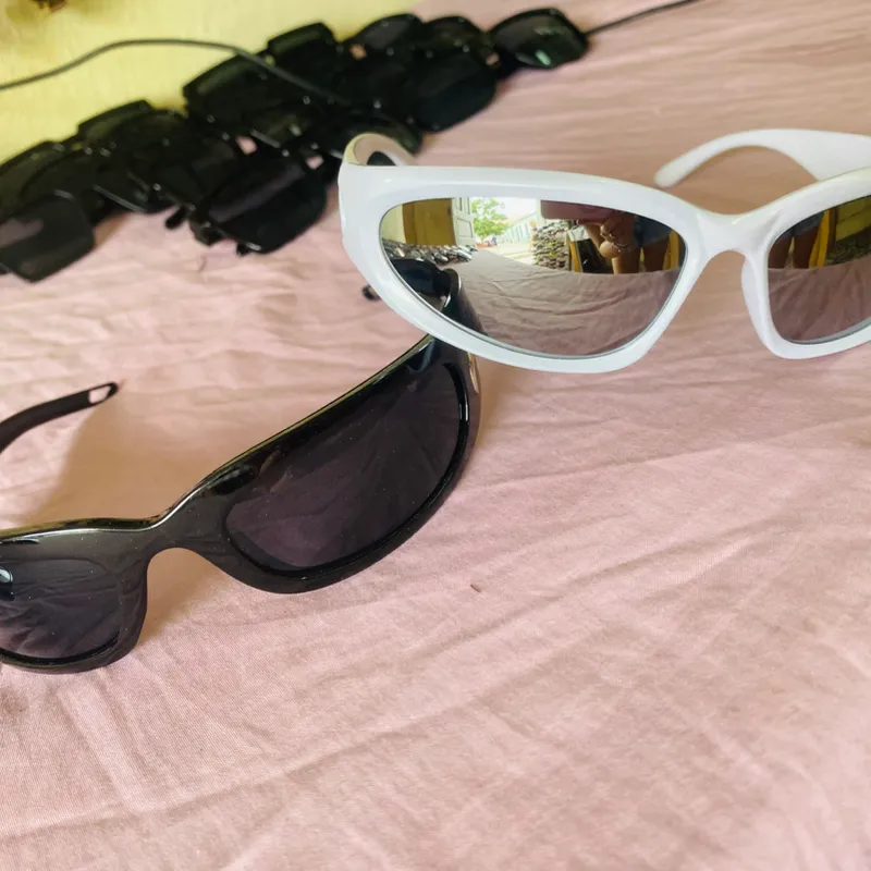 Gafas de sol con lentes oscuros y espejados