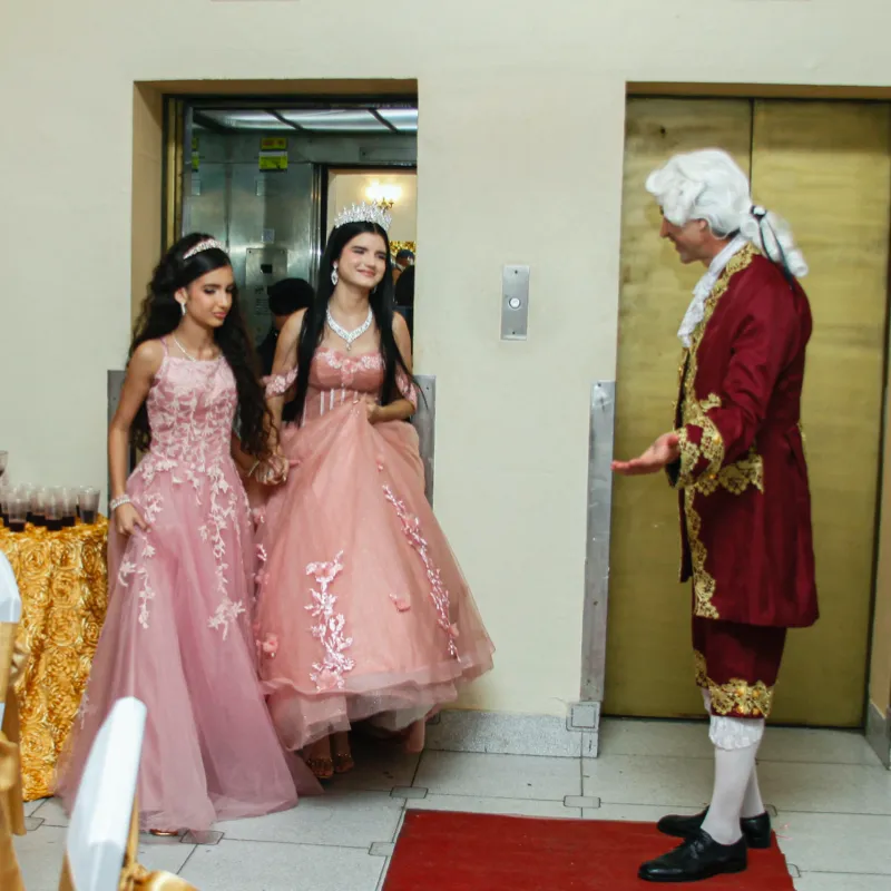 Edecán con vestuario Ingles de Época