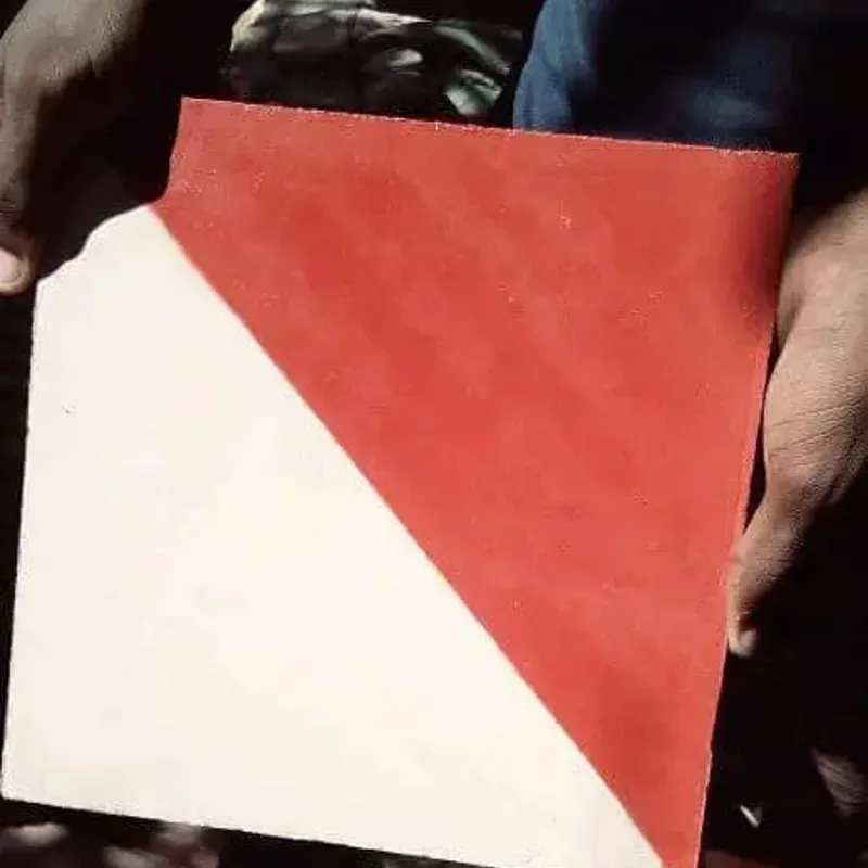 Cartaón rojo fondo blanco