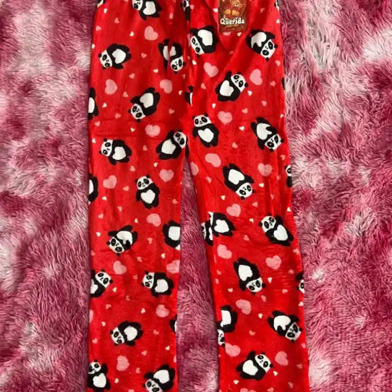 Pantalón de tela rojo de panditas