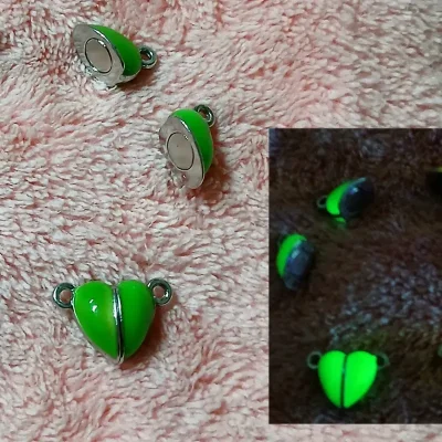Corazón imantado fluorescente verde