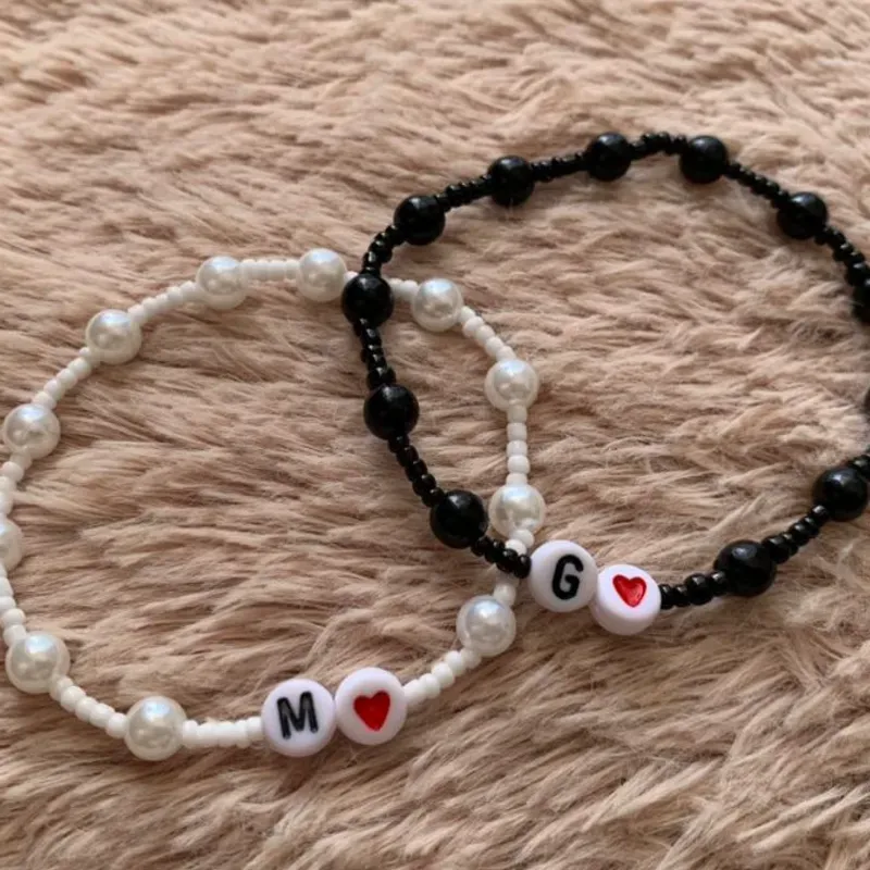 Pulseras de perlas y cuentas