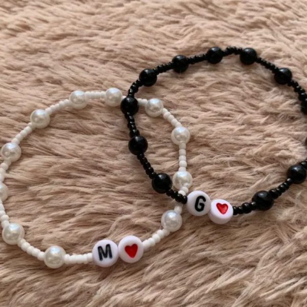 Pulseras de perlas y cuentas