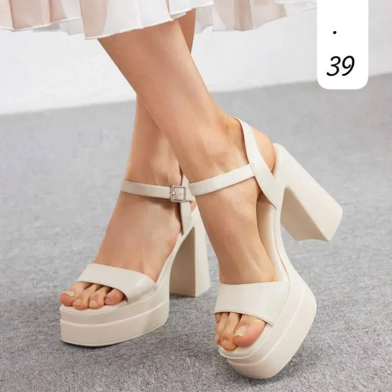 Sandalias de plataforma en tono beige con diseño robusto y elegante.