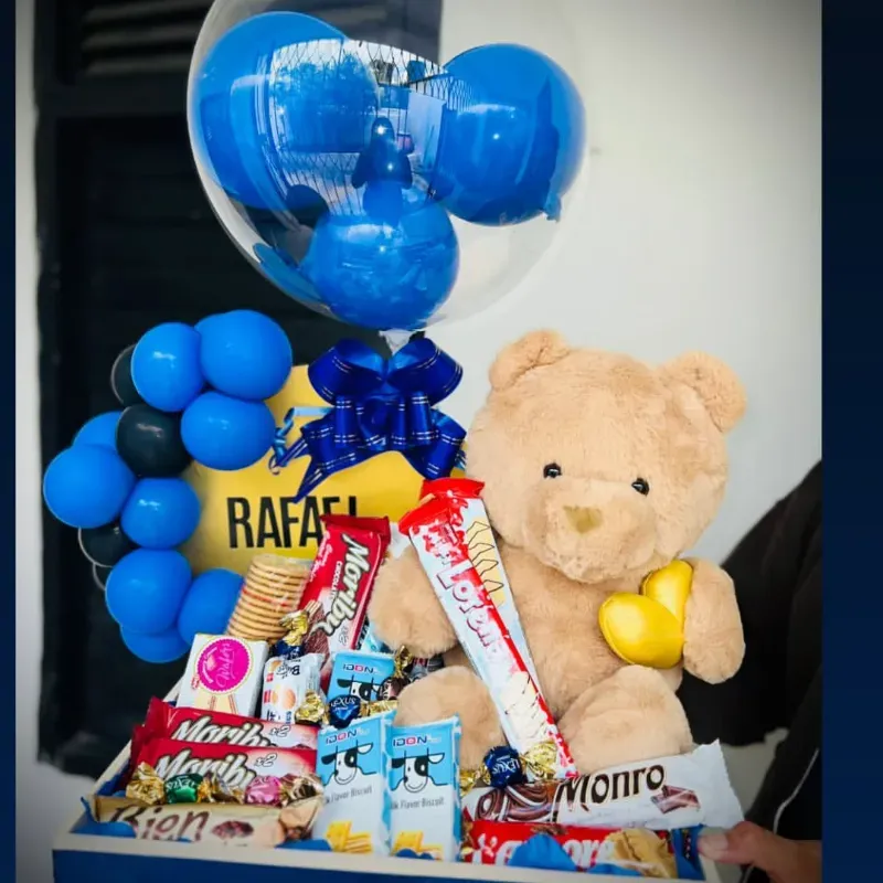 Caja de Regalo con Peluche y diversas confituras