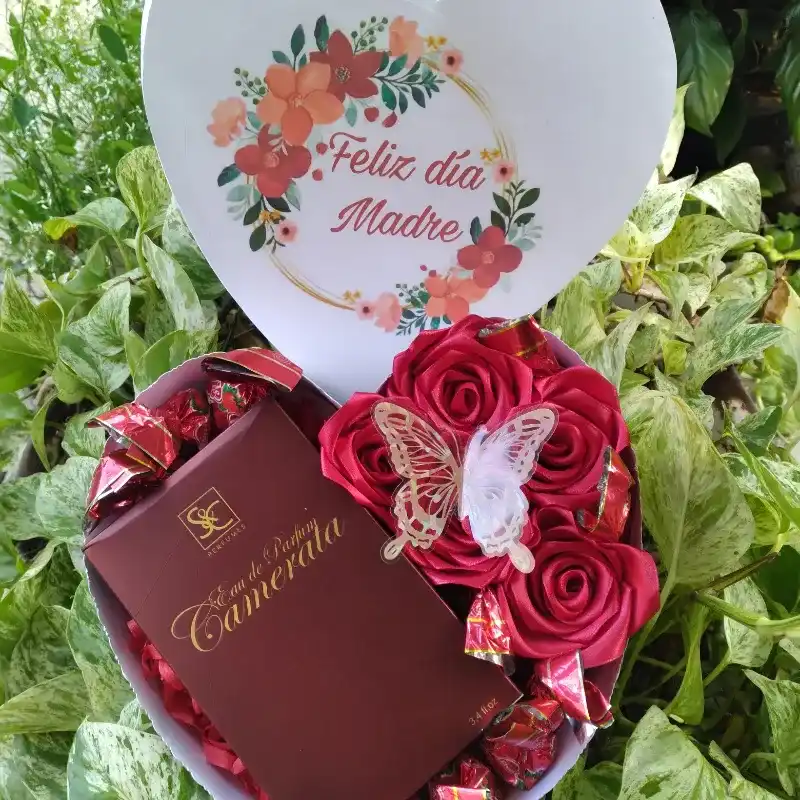 Caja corazón de rosas eternas, con perfume y bombones