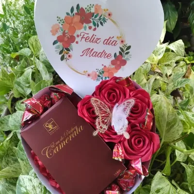 Caja corazón de rosas eternas, con perfume y bombones