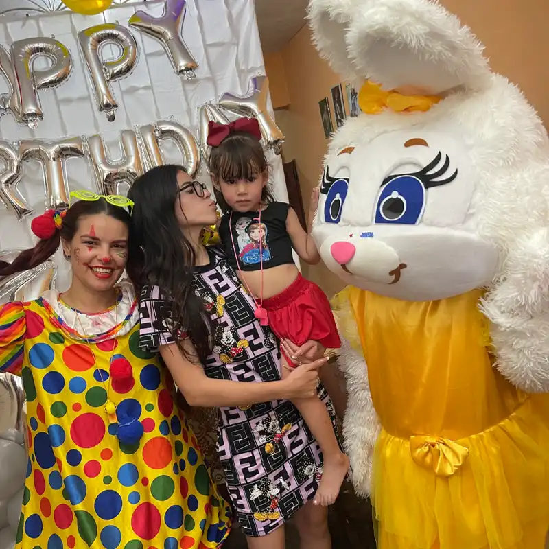 Payasita Lili con conejita Ely