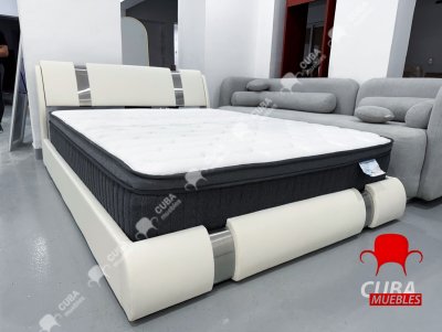 Cama de plataforma tamaño Queen con decoración de piezas de hierro, cama tapizada de piel sintética con cabecera ajustable curvada, soporte de listones de madera.