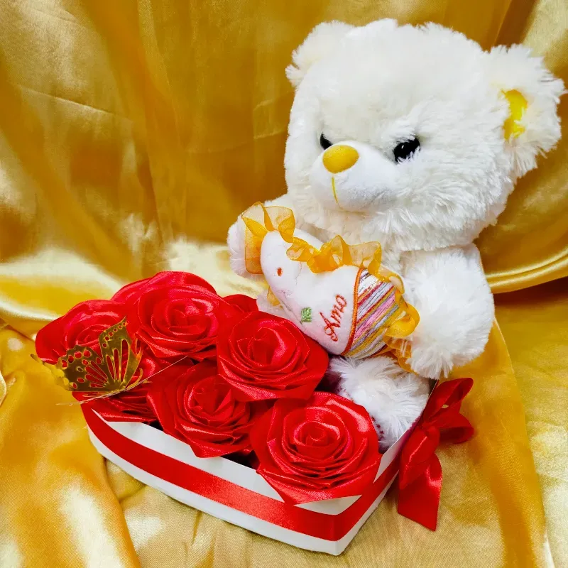 Caja de corazón con 8 rosas eternas y peluche