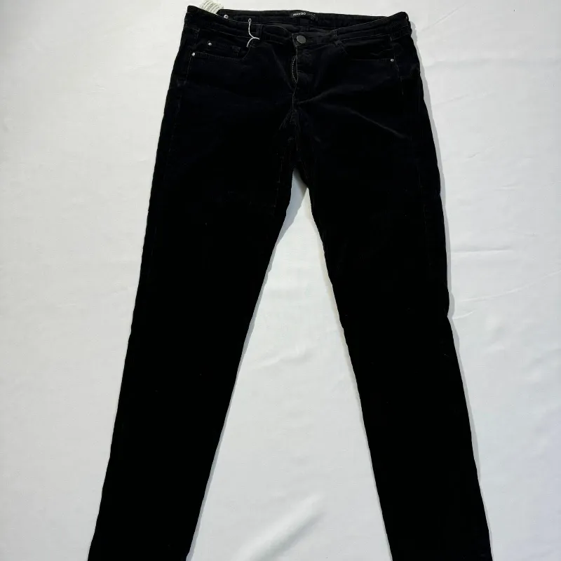Pantalón Negro de Corduroy Corte Bajo